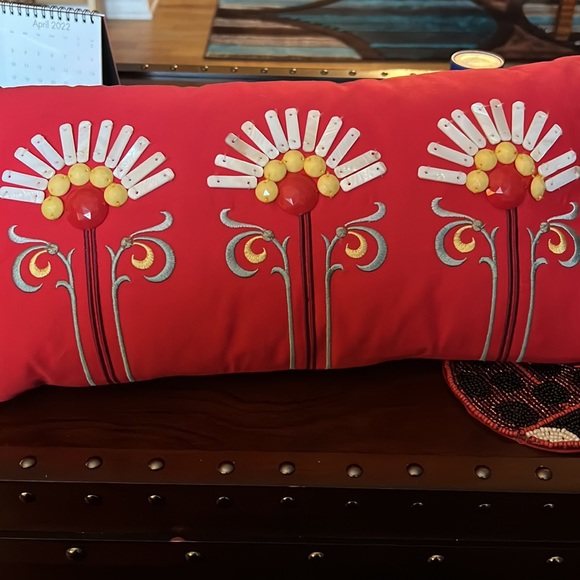 Gorgeous red red decor pillow hand made with shells and embroidered - Picture 3 of 3